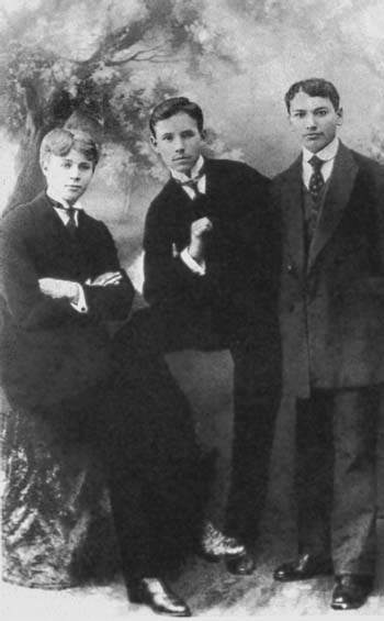 Фото Есенина с Пылаевым и Наумовым 1914-1.JPG